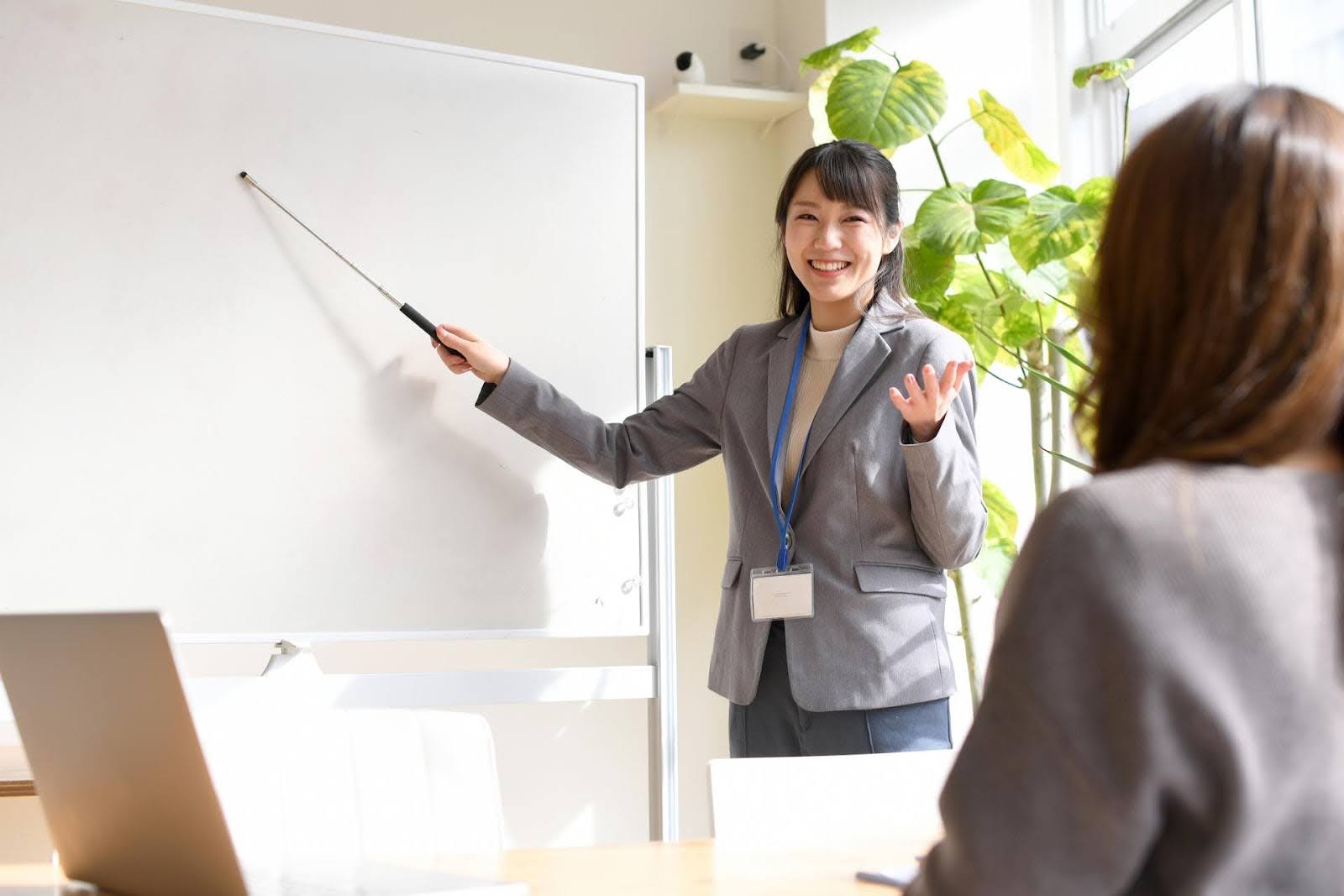 ティーチングとは?コーチングとの違いや効果的な場面を解説
